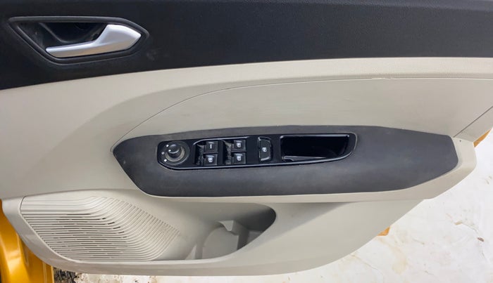 2020 Renault TRIBER RXZ AMT, Petrol, Automatic, 58,053 km, Driver Side Door Panels Control