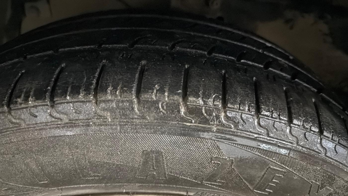 2015 Maruti Ciaz ZXI AT, CNG, Automatic, 69,197 km, Left Front Tyre Tread