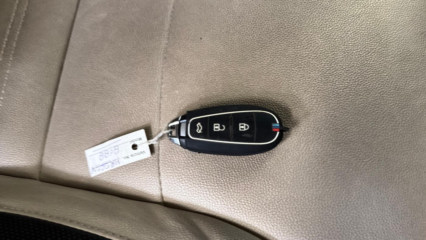 2015 Maruti Ciaz ZXI AT, CNG, Automatic, 69,197 km, Key Close Up
