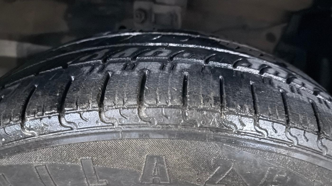 2015 Maruti Ciaz ZXI AT, CNG, Automatic, 69,197 km, Right Front Tyre Tread