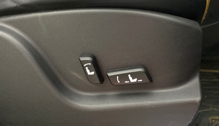 2018 Mahindra XUV500 W11 AT, Diesel, Automatic, 29,981 km, Driver Side Adjustment Panel