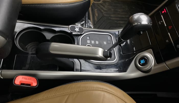 2018 Mahindra XUV500 W11 AT, Diesel, Automatic, 29,981 km, Gear Lever
