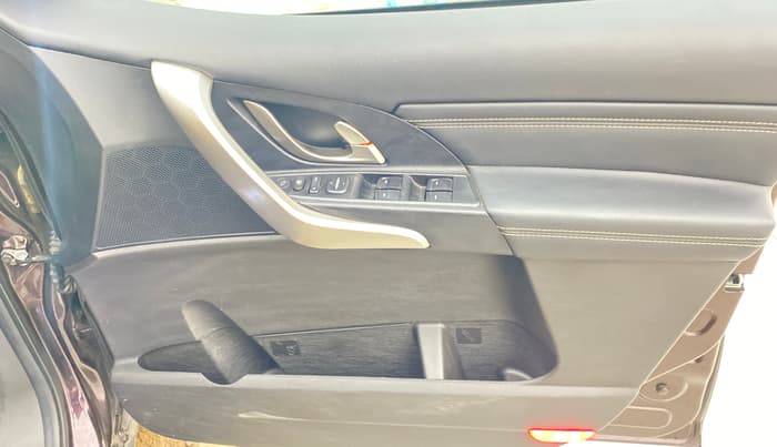 2018 Mahindra XUV500 W11 AT, Diesel, Automatic, 29,981 km, Driver Side Door Panels Control