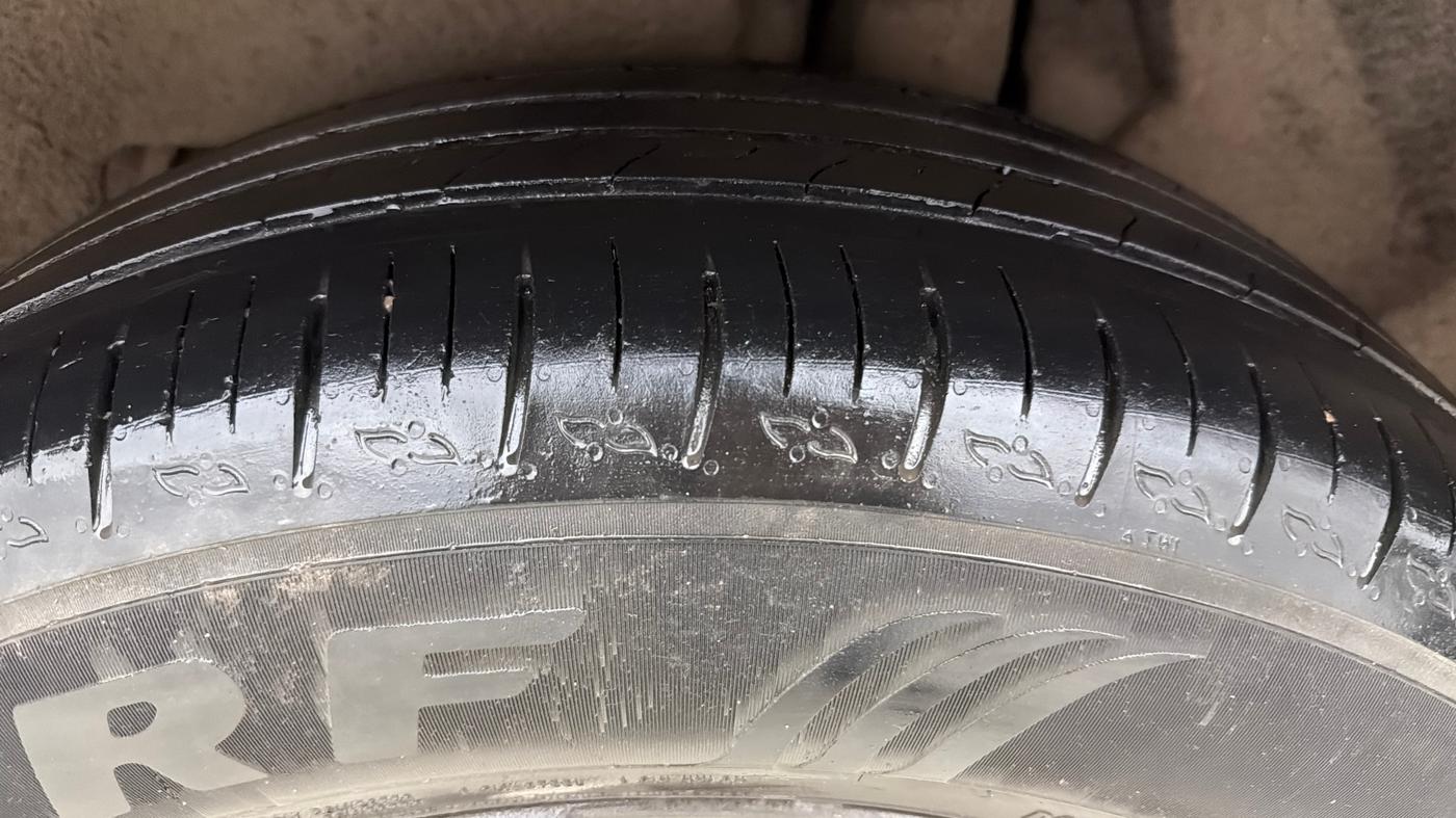 2022 Mahindra XUV700 AX 5 P AT 5 STR, Petrol, Automatic, 72,490 km, Left Rear Tyre Tread