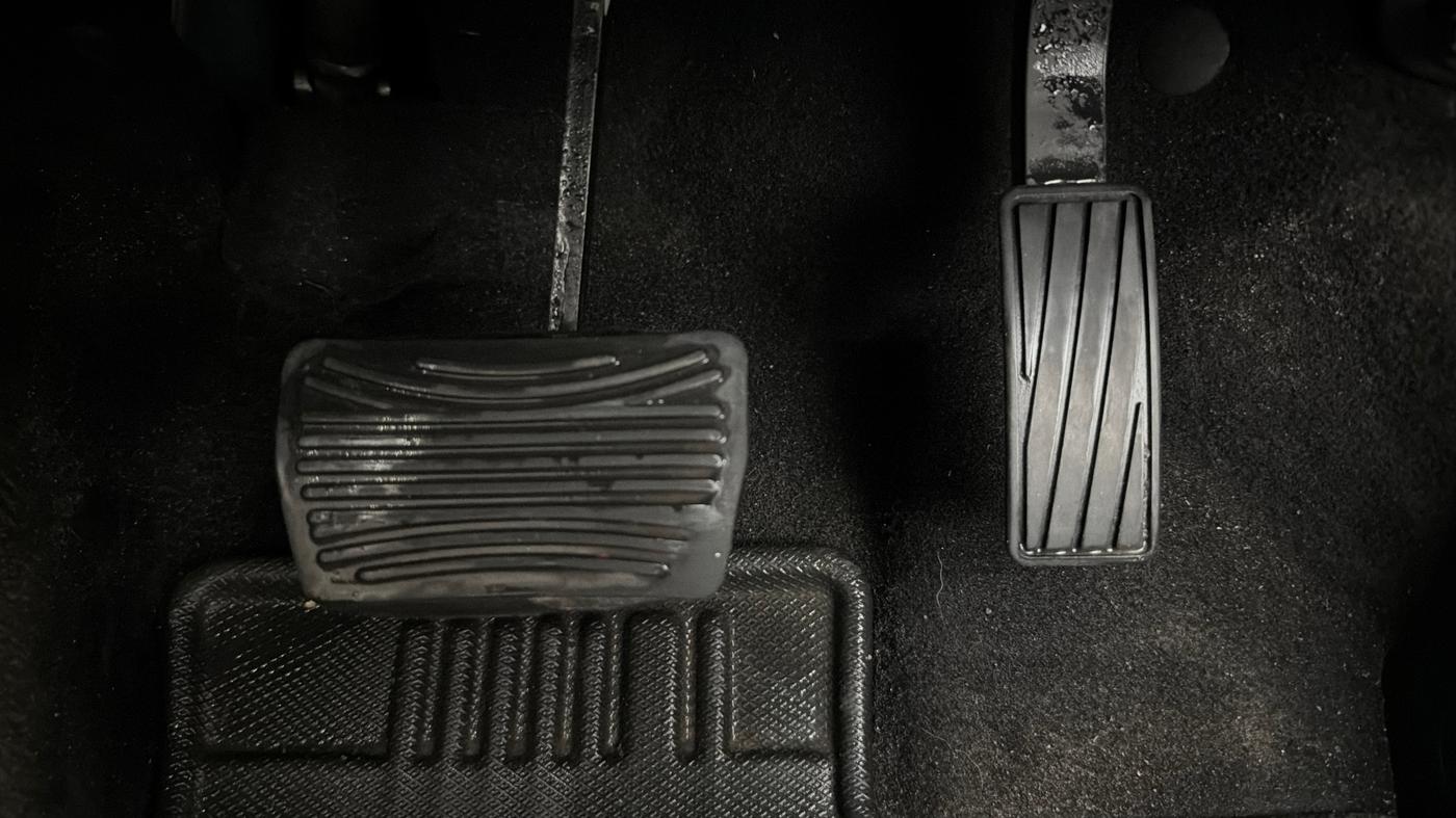2022 Mahindra XUV700 AX 5 P AT 5 STR, Petrol, Automatic, 72,490 km, Pedals