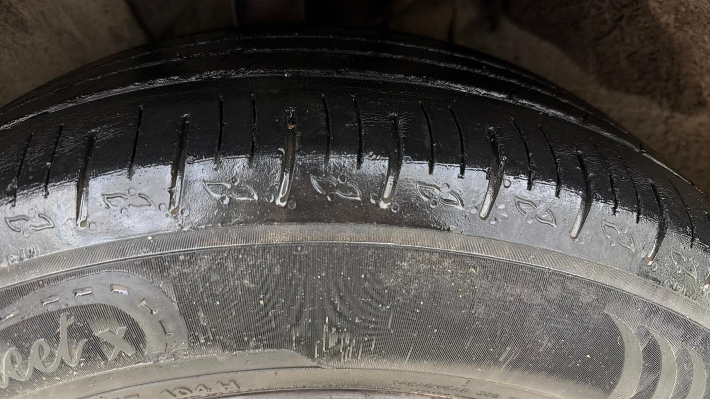 2022 Mahindra XUV700 AX 5 P AT 5 STR, Petrol, Automatic, 72,490 km, Left Front Tyre Tread