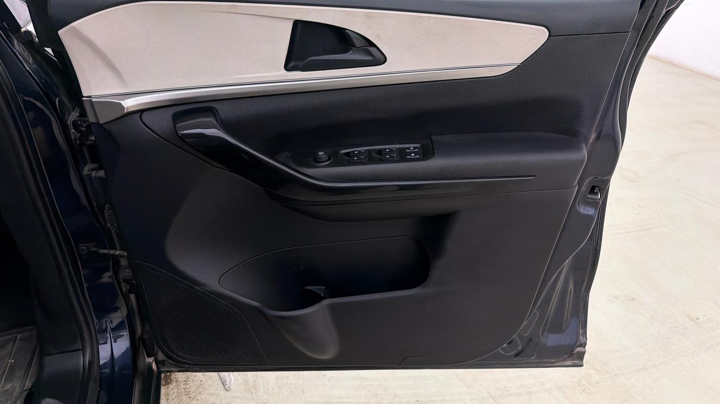 2022 Mahindra XUV700 AX 5 P AT 5 STR, Petrol, Automatic, 72,490 km, Driver Side Door Panels Control
