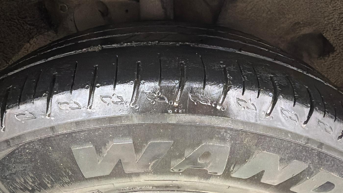 2022 Mahindra XUV700 AX 5 P AT 5 STR, Petrol, Automatic, 72,490 km, Right Front Tyre Tread