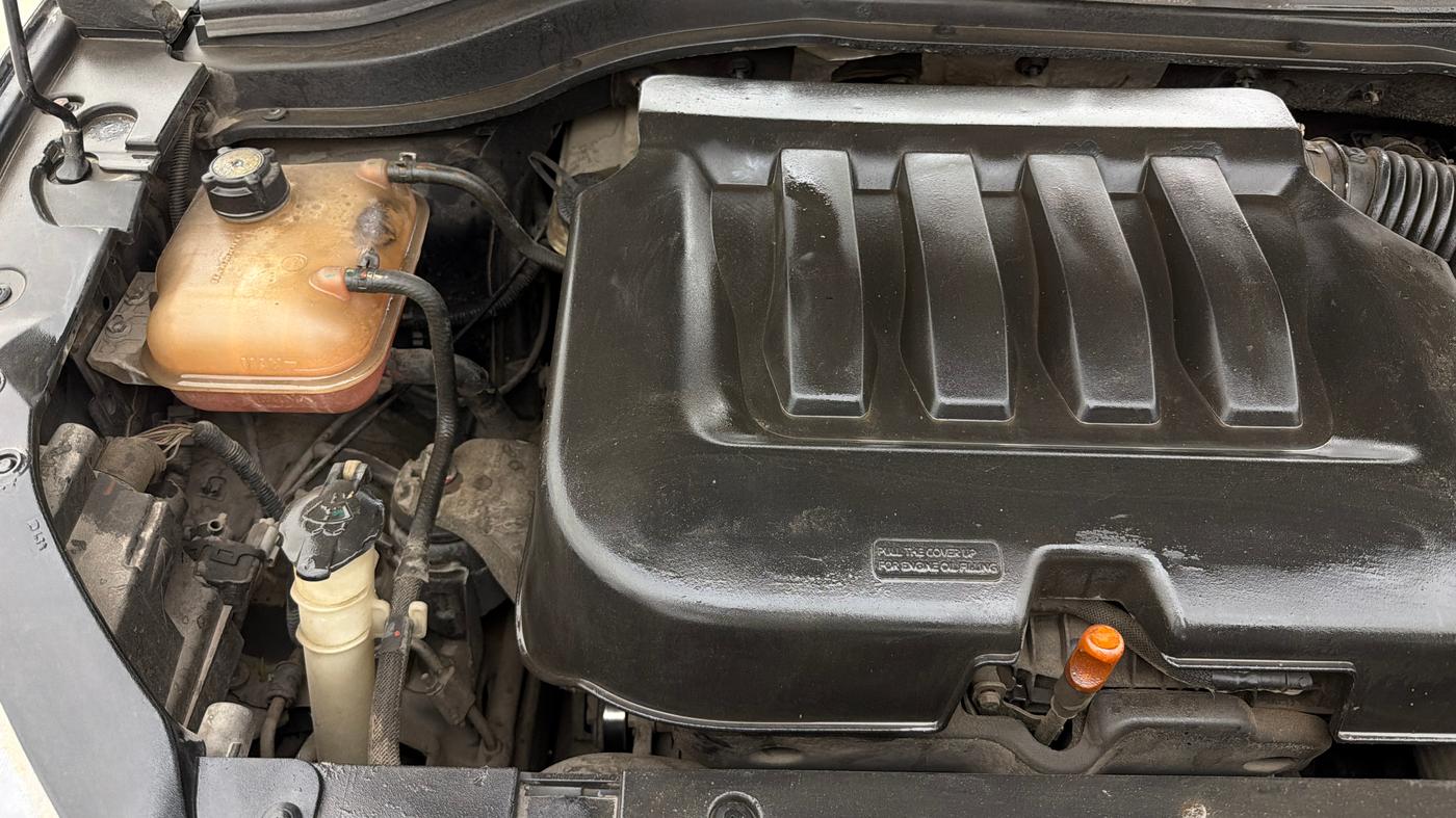 2022 Mahindra XUV700 AX 5 P AT 5 STR, Petrol, Automatic, 72,490 km, Engine View - Right