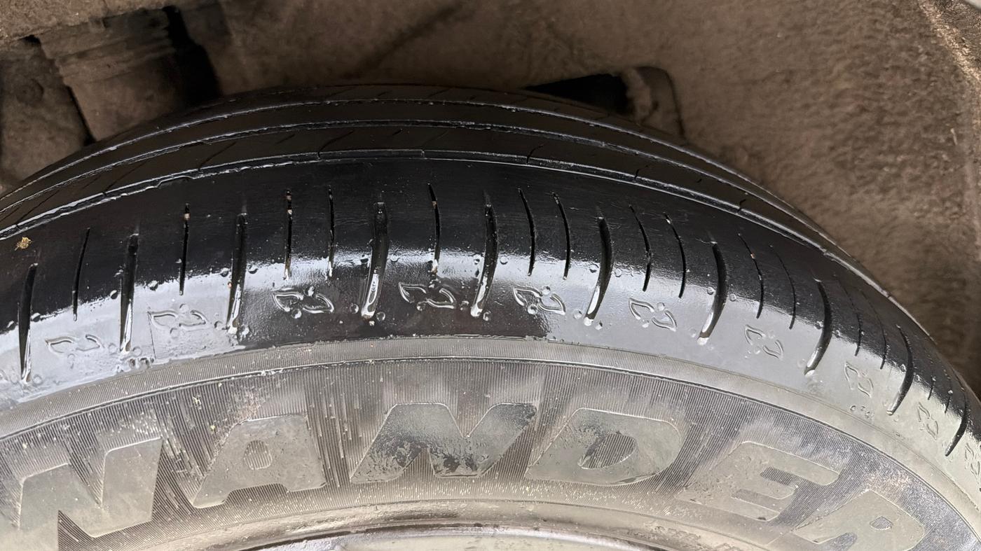 2022 Mahindra XUV700 AX 5 P AT 5 STR, Petrol, Automatic, 72,490 km, Right Rear Tyre Tread