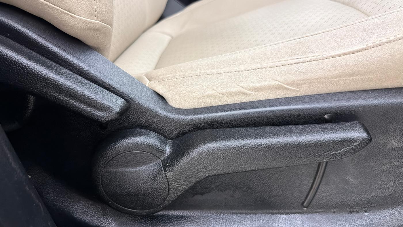 2022 Mahindra XUV700 AX 5 P AT 5 STR, Petrol, Automatic, 72,490 km, Driver Side Adjustment Panel