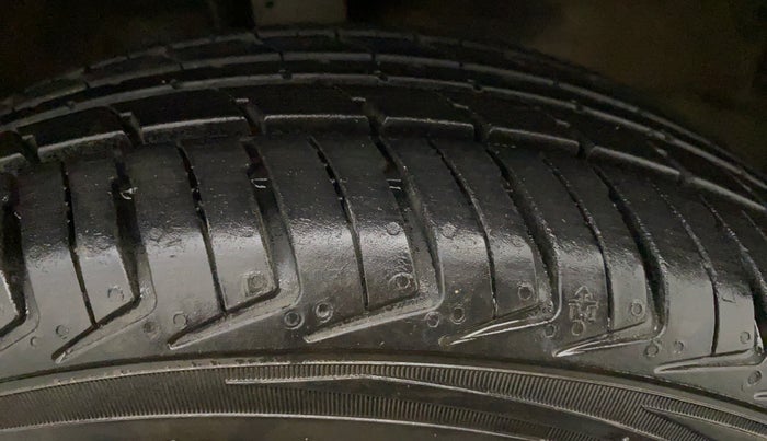 2013 Maruti Wagon R 1.0 VXI, Petrol, Manual, 64,909 km, Right Front Tyre Tread