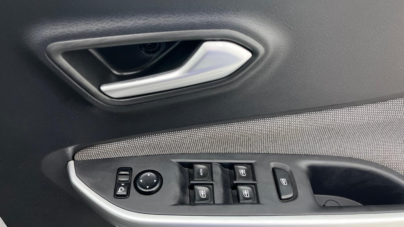 2021 Nissan MAGNITE XV MT, Petrol, Manual, 30,783 km, Driver Side Door Panels Control