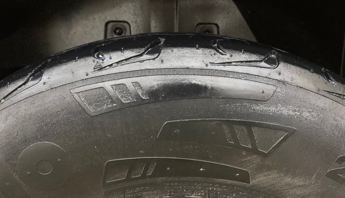 2016 Mahindra TUV300 T8 AMT, Diesel, Automatic, 86,242 km, Left Rear Tyre Tread