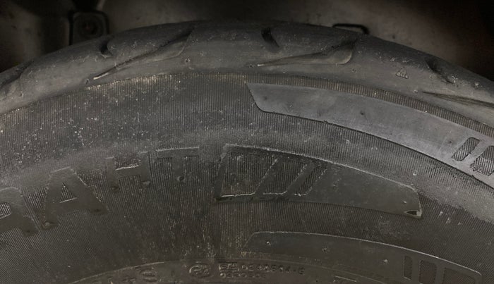 2016 Mahindra TUV300 T8 AMT, Diesel, Automatic, 86,242 km, Right Rear Tyre Tread