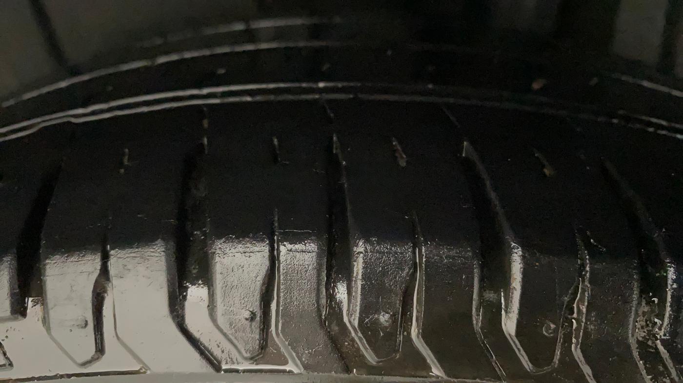 2021 Maruti XL6 ALPHA MT, Petrol, Manual, 28,079 km, Left Rear Tyre Tread