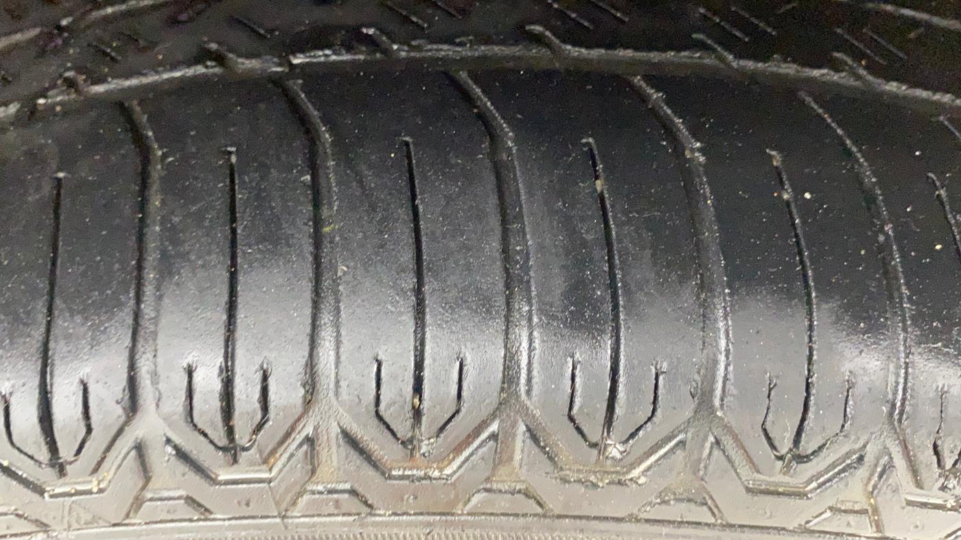 2012 Maruti Swift VXI, Petrol, Manual, 67,012 km, Right Front Tyre Tread