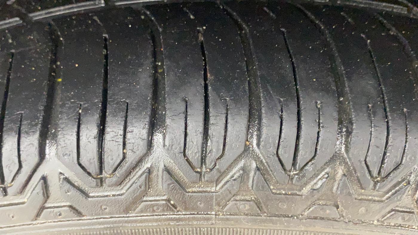 2012 Maruti Swift VXI, Petrol, Manual, 67,012 km, Right Rear Tyre Tread