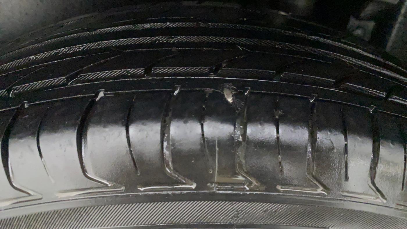 2011 Maruti Swift VXI, Petrol, Manual, 61,138 km, Right Front Tyre Tread