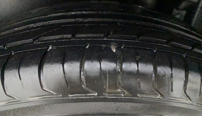 2011 Maruti Swift VXI, Petrol, Manual, 61,138 km, Right Front Tyre Tread