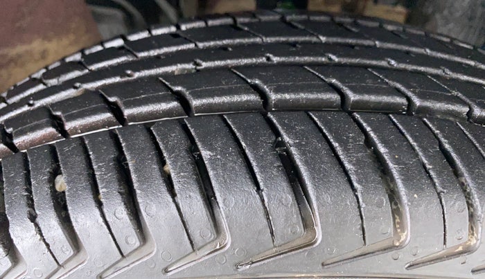 2017 Renault Kwid 1.0 RXL, Petrol, Manual, 13,169 km, Right Front Tyre Tread