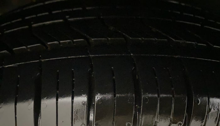 2023 KIA CARENS LUXURY PLUS 1.5 IMT PETROL, Petrol, Manual, 32,480 km, Right Rear Tyre Tread