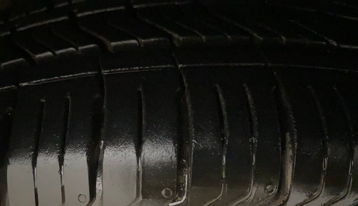 2023 KIA CARENS LUXURY PLUS 1.5 IMT PETROL, Petrol, Manual, 32,480 km, Right Front Tyre Tread