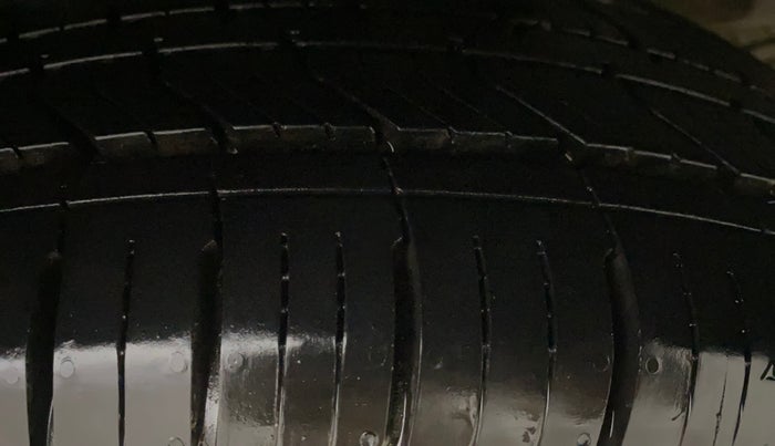 2023 KIA CARENS LUXURY PLUS 1.5 IMT PETROL, Petrol, Manual, 32,480 km, Left Rear Tyre Tread