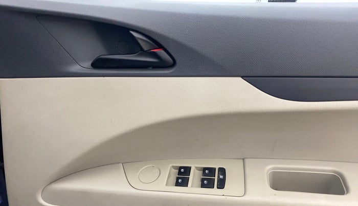 2020 Mahindra MARAZZO M2 8 STR, Diesel, Manual, 74,713 km, Driver Side Door Panels Control