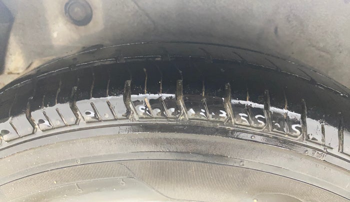 2016 Hyundai i10 MAGNA 1.1, CNG, Manual, 91,634 km, Right Rear Tyre Tread