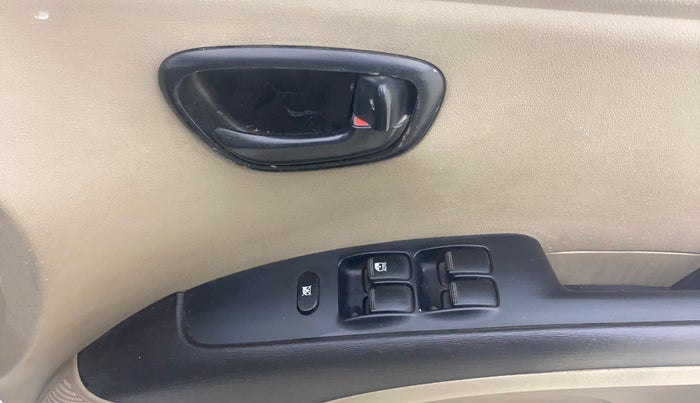 2016 Hyundai i10 MAGNA 1.1, CNG, Manual, 91,634 km, Driver Side Door Panels Control