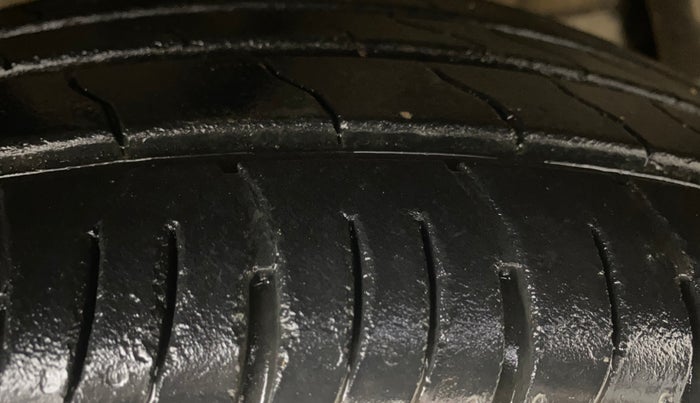 2023 Mahindra XUV300 W6 1.5 DIESEL AMT, Diesel, Automatic, 24,240 km, Right Front Tyre Tread