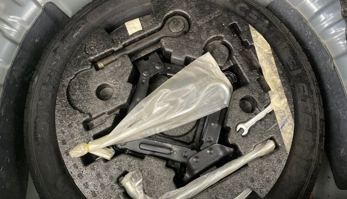 2023 Mahindra XUV300 W6 1.5 DIESEL AMT, Diesel, Automatic, 24,240 km, Spare Tyre