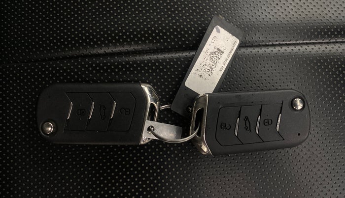 2023 Mahindra XUV300 W6 1.5 DIESEL AMT, Diesel, Automatic, 24,240 km, Key Close Up