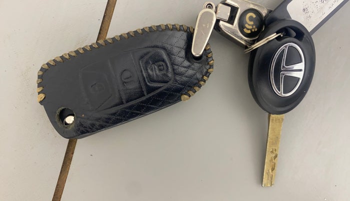 2023 Tata NEXON XMA SUNROOF PETROL, Petrol, Automatic, 40,612 km, Key Close Up