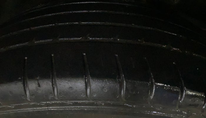 2016 Hyundai Creta SX 1.6 DIESEL, Diesel, Manual, 1,05,748 km, Left Rear Tyre Tread