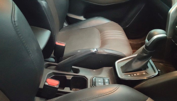 2023 Toyota URBAN CRUISER HYRYDER V HYBRID, Hybrid, Automatic, 77,333 km, Gear Lever