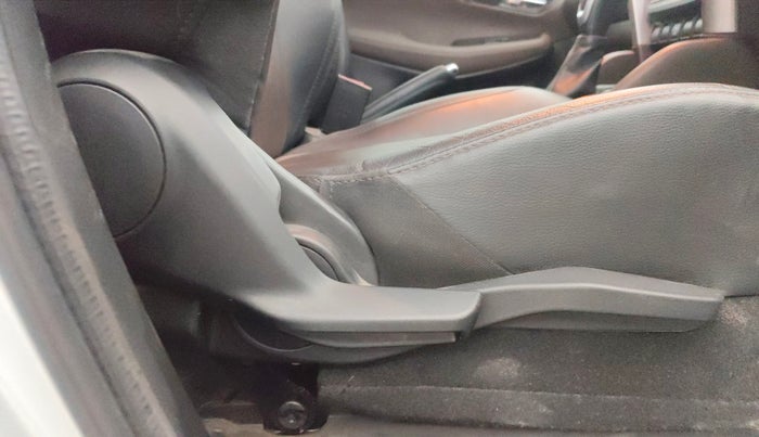 2023 Toyota URBAN CRUISER HYRYDER V HYBRID, Hybrid, Automatic, 77,333 km, Driver Side Adjustment Panel