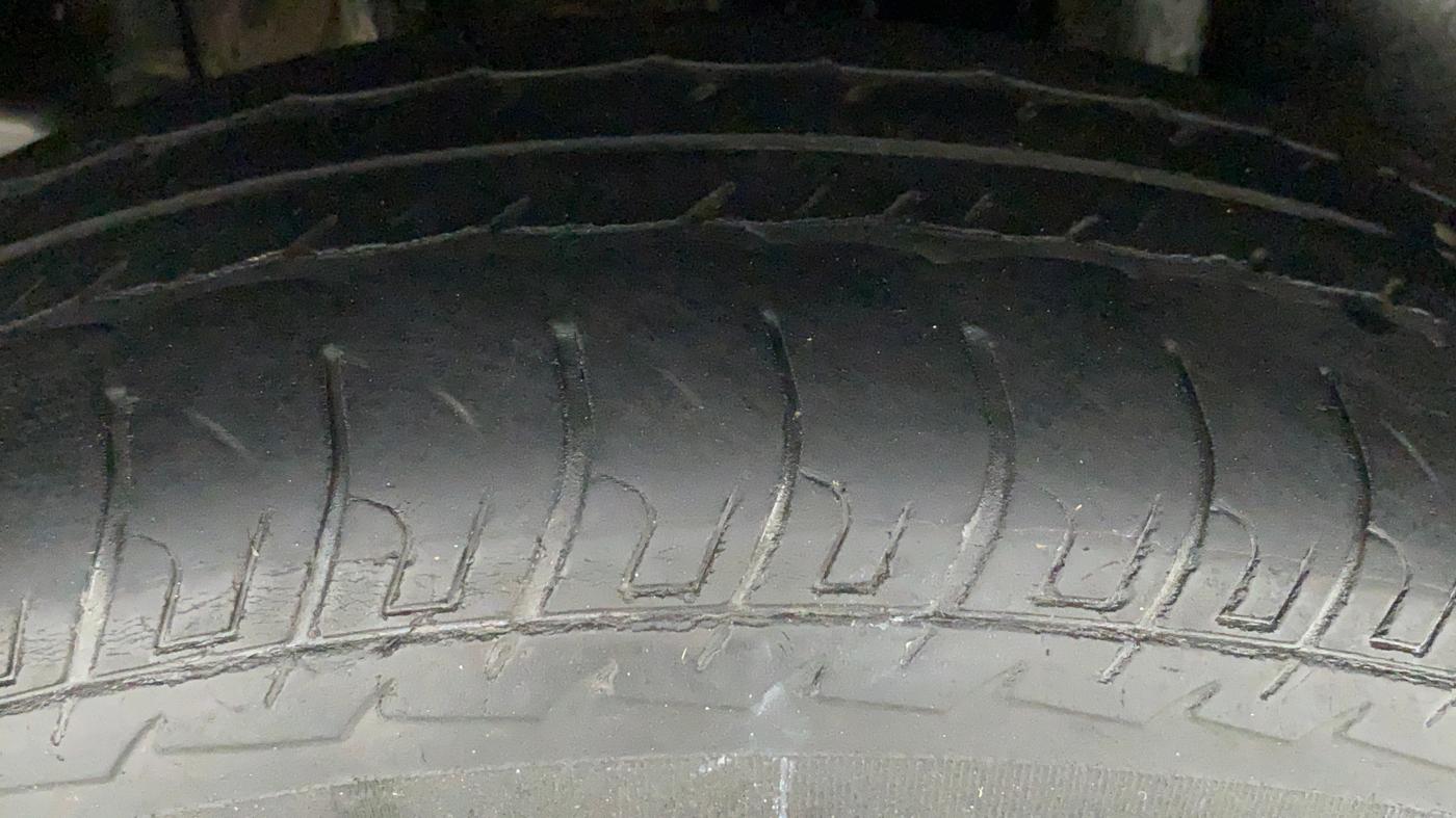 2018 Maruti Swift VXI, CNG, Manual, 98,221 km, Right Rear Tyre Tread