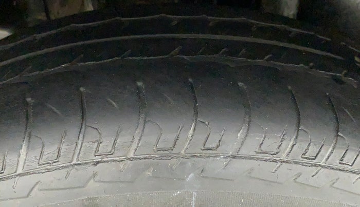 2018 Maruti Swift VXI, CNG, Manual, 98,221 km, Right Rear Tyre Tread