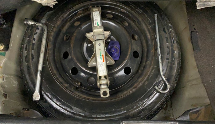 2018 Maruti Swift VXI, CNG, Manual, 98,221 km, Dicky (Boot door) - Jack/Tool not available