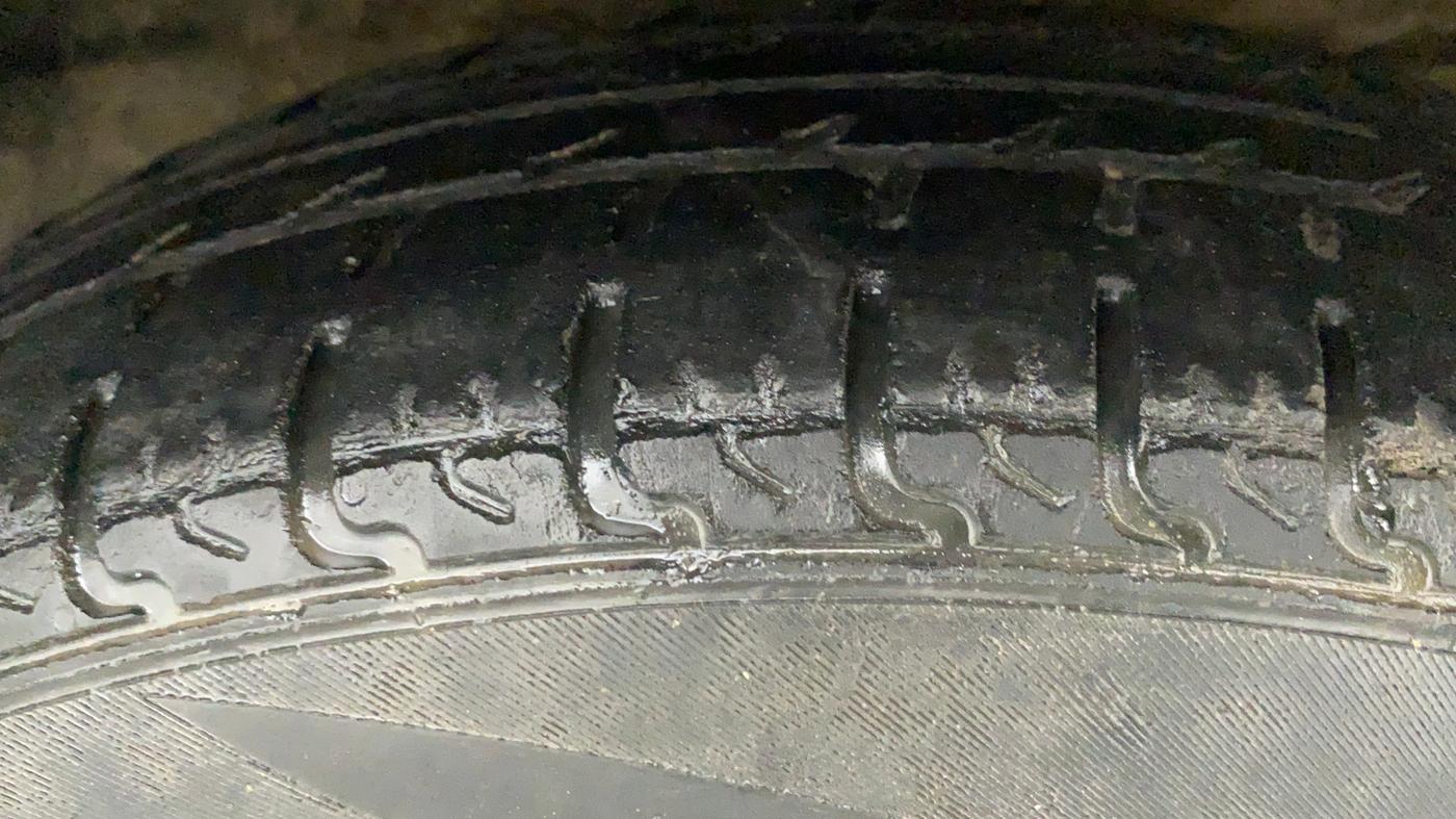 2018 Maruti Swift VXI, CNG, Manual, 98,221 km, Right Front Tyre Tread