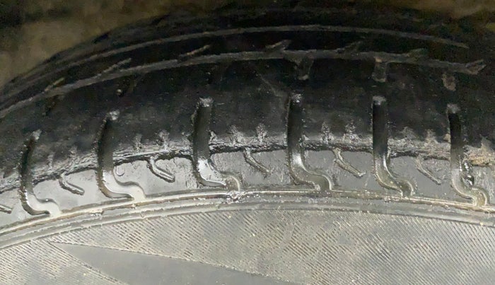 2018 Maruti Swift VXI, CNG, Manual, 98,221 km, Right Front Tyre Tread