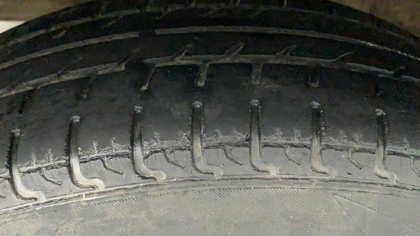 2018 Maruti Swift VXI, CNG, Manual, 98,221 km, Left Front Tyre Tread