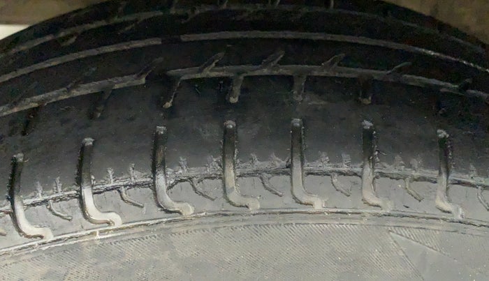 2018 Maruti Swift VXI, CNG, Manual, 98,221 km, Left Front Tyre Tread