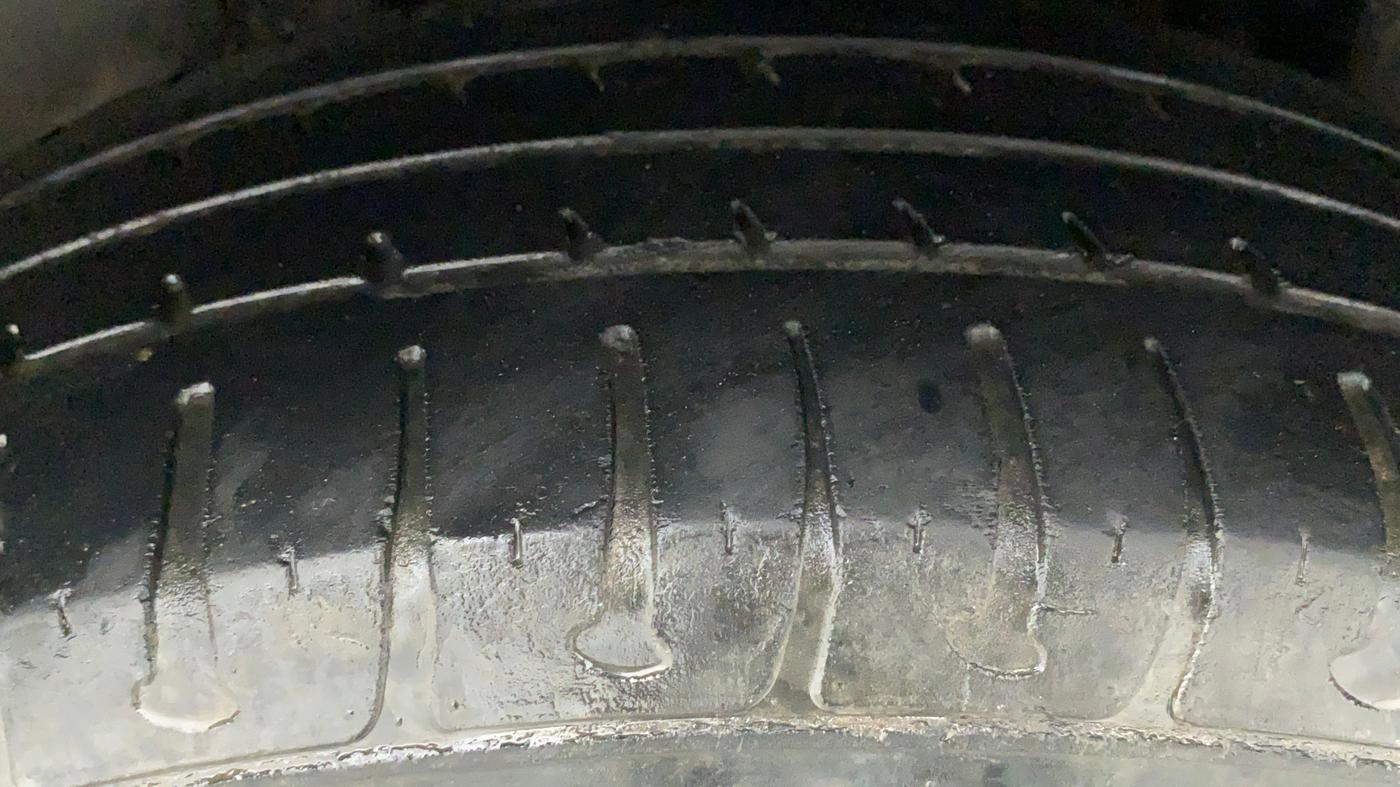 2018 Maruti Swift VXI, CNG, Manual, 98,221 km, Left Rear Tyre Tread
