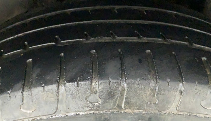 2018 Maruti Swift VXI, CNG, Manual, 98,221 km, Left Rear Tyre Tread