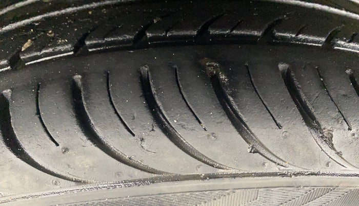 2018 Ford Figo Aspire TITANIUM 1.2 PETROL, Petrol, Manual, 42,113 km, Left Front Tyre Tread