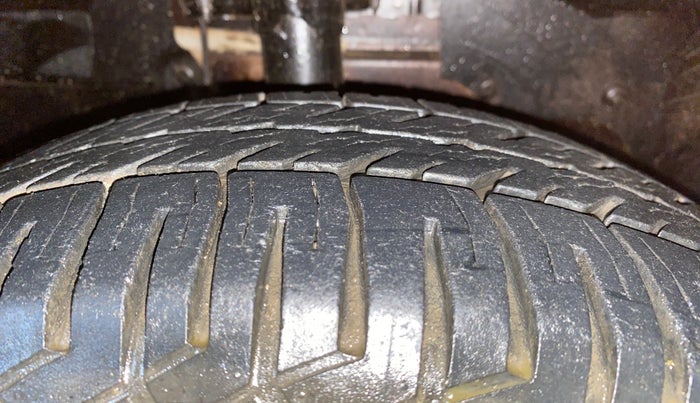 2017 Ford New Figo TREND 1.2 PETROL, Petrol, Manual, 11,261 km, Right Front Tyre Tread