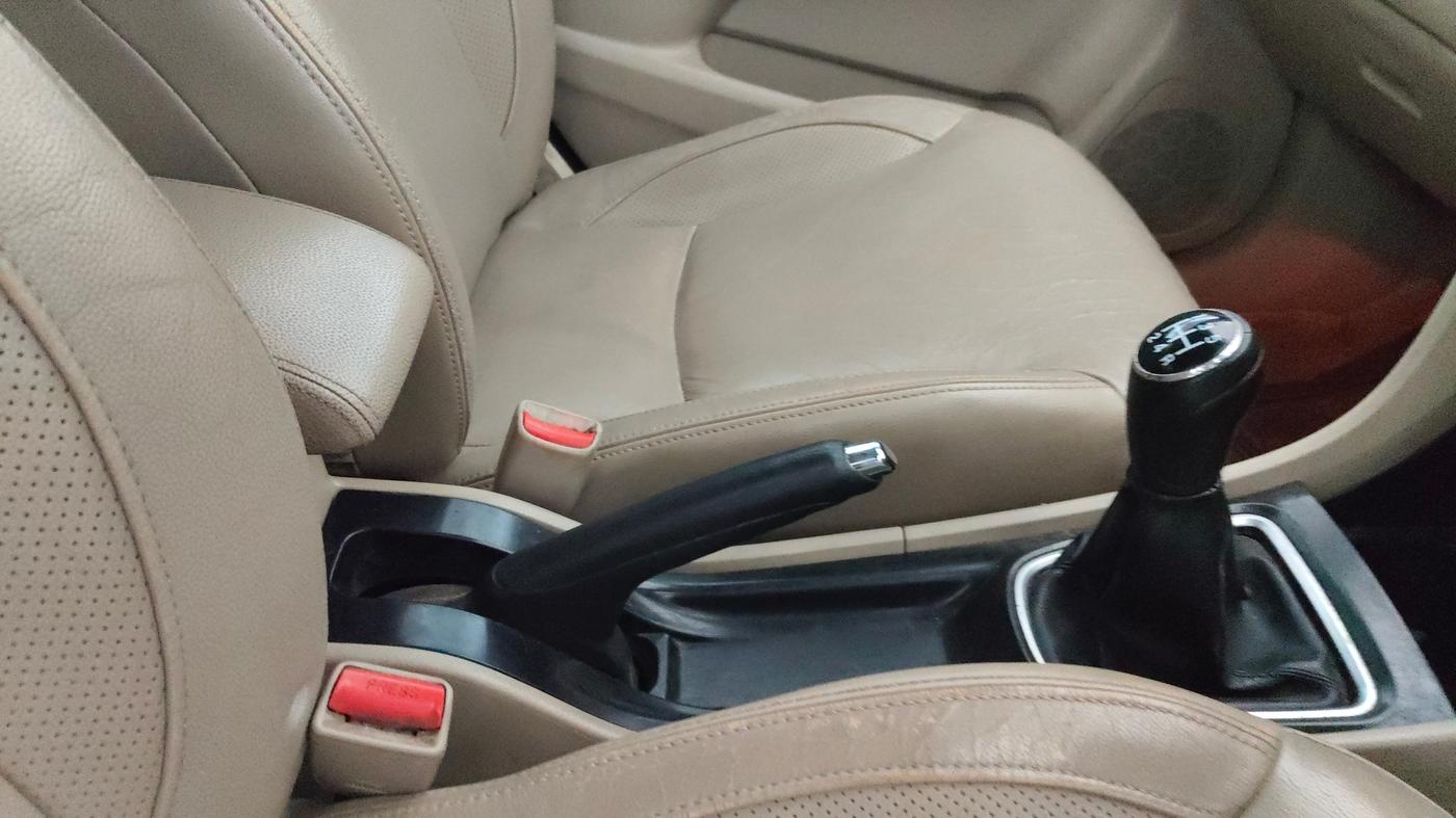 2015 Maruti Ciaz ZXI, CNG, Manual, 1,09,168 km, Gear Lever